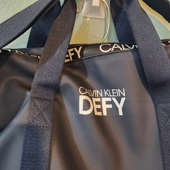 Calvin Klein Defy Duffle Weekender Travel Carry-On Sport Tote Gym Bag Navy Blue - Picture 3 of 8